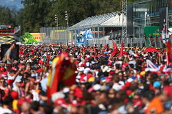 Les fans envahissent la piste