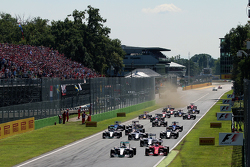 Start: Lewis Hamilton, Mercedes AMG F1 W06 aan de leiding