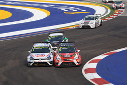 Tomas Engstrom, Volkswagen Golf TCR, Liqui Moly Team Engstler; Pepe Oriola, SEAT Leon, Team Craft-Ba