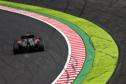 Fernando Alonso, McLaren MP4-30 sacando chispas