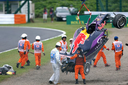 El Red Bull Racing RB11 de Daniil Kvyat es retirado por comisarios después de que se estrelló en la