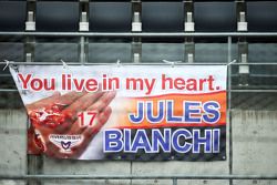 Des bannières en hommage à Jules Bianchi