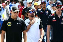 Pastor Maldonado, Lotus F1 Team y Fernando Alonso, McLaren en el desfile de pilotos