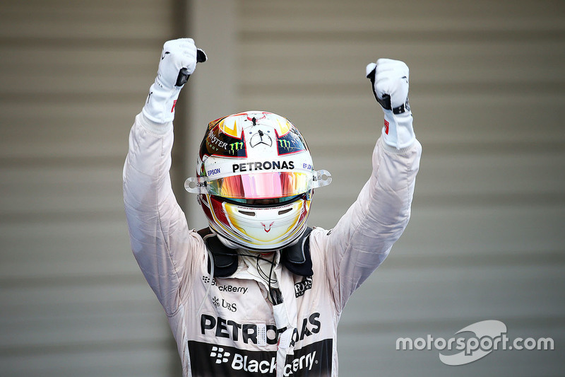 Ganador de la carrera Lewis Hamilton, Mercedes AMG F1 W06 celebra en el parc ferme