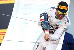 Ganador de la carrera Lewis Hamilton, de Mercedes AMG F1 W06 celebra en el podio