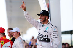 Le vainqueur Lewis Hamilton, Mercedes AMG F1 Team fête sa victoire dans le Parc Fermé