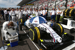 Механіки Валттері Боттаса, Williams FW37 слухають національний гімн