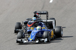 Маркус Эрикссон, Sauber C34 и Фернандо Алонсо, McLaren MP4-30
