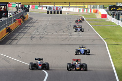 Fernando Alonso, McLaren MP4-30 en Carlos Sainz Jr., Scuderia Toro Rosso STR10