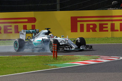 Льюис Хэмилтон, Mercedes AMG F1 W06 блокирует колеса на торможении