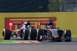 Max Verstappen, Scuderia Toro Rosso STR10 voor ploegmaat Carlos Sainz Jr., Scuderia Toro Rosso STR10