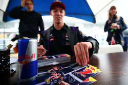 Daniil Kvyat, Red Bull Racing, schreibt Autogramme