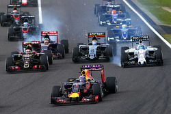 Felipe Massa, Williams FW37 na primeira curva com carro avariado atrás de Daniel Ricciardo, Red Bull Racing RB11