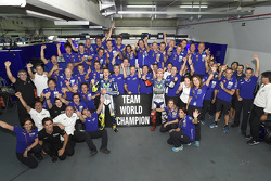 Победитель - Хорхе Лоренсо и третье место - Валентино Росси, Yamaha Factory Racing празднуют командн