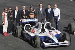 Samen met enkele lokale notabelen huldigen F1-persoonlijkheden Sergio Perez, Emerson Fittipaldi, Héc