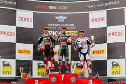 Podio gara 1: il secondo Tom Sykes, Kawasaki, il vincitore Jonathan Rea, Kawasaki e il terzo Sylvai