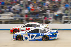 Ricky Stenhouse Jr., Roush Fenway Racing Ford y Brad Keselowski, Team Penske Ford