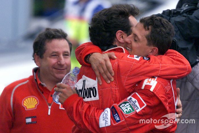 El ganador de la carrera y Campeonato del mundo del 2000, Michael Schumacher, Ferrari
