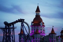 Montanha russa no parque temático de Sochi