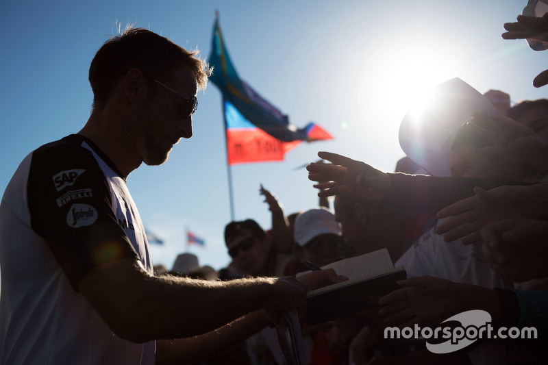 Jenson Button, McLaren firma autógrafos para sus fans