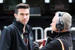 Matthew Carter, CEO de Lotus F1 Team con Paul Seaby, Lotus F1 Team, Team Manager