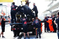 Scuderia Toro Rosso STR10 de Carlos Sainz Jr., es llevado a los pits en la parte trasera de un camió