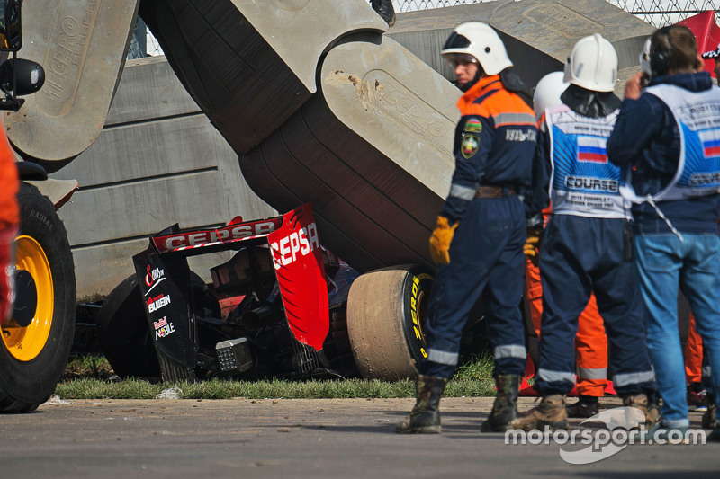 Scuderia Toro Rosso STR10 de Carlos Sainz Jr., en las barreras de Tecpro después que se estrelló en 