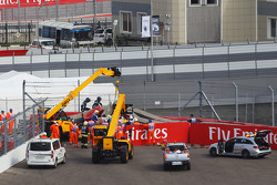 Carlos Sainz Jr., Scuderia Toro Rosso STR10 se extrae de las barreras después de que se estrelló en