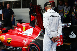Lewis Hamilton, de Mercedes AMG F1 ve el Ferrari SF15-T de Sebastian Vettel, Ferrari en parc ferme