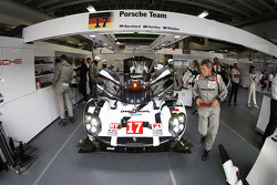 #17 Porsche Team Porsche 919 Hybrid: Timo Bernhard, Mark Webber, Brendon Hartley
