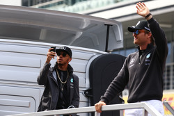Lewis Hamilton, Mercedes AMG F1 avec Nico Rosberg, Mercedes AMG F1 lors de la parade des pilotes