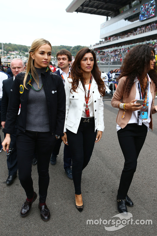 Carmen Jordá, piloto del desarrollo equipo Lotus F1 con Fabiana Flosi, en la parrilla