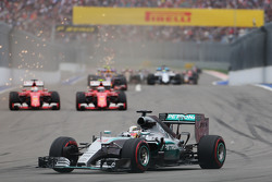 Льюис Хэмилтон, Mercedes AMG F1 W06 едет впереди Себастьяна Феттеля, Ferrari SF15-T и Кими Райкконен