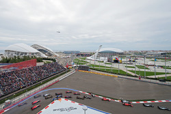 Нико Росберг, Mercedes AMG F1 W06 лидирует на старте гонки во время вылета Нико Хюлькенберга, Sahara