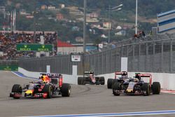 Daniel Ricciardo, Red Bull Racing RB11 and Carlos Sainz Jr., Scuderia Toro Rosso STR10 battle for position