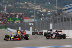 Daniel Ricciardo, Red Bull Racing RB11 en Carlos Sainz Jr., Scuderia Toro Rosso STR10 gevecht
