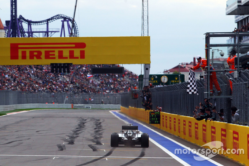 Ganador de la carrera Lewis Hamilton, Mercedes AMG F1 W06 toma la bandera a cuadros al final de la c