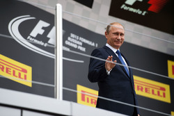 Владимир Путин, президент Российской Федерации на подиуме