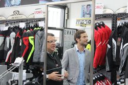 Sylvain Guintoli all'interno del megastore Oram