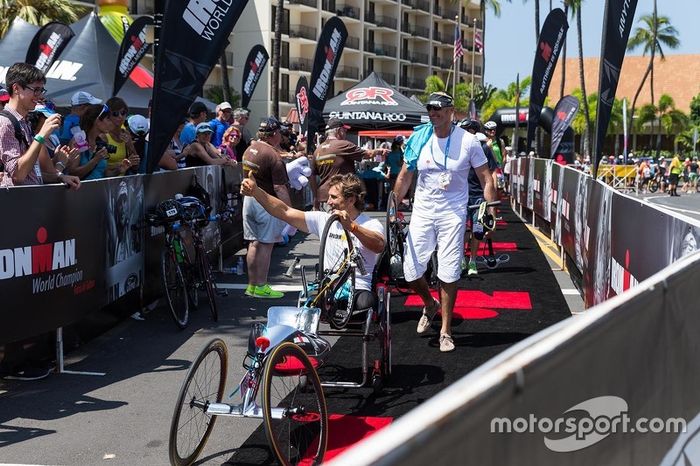 Alex Zanardi compite en el Triatlón Ironman de Hawaii