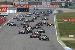 Inicio de la carrera 1: Felix Rosenqvist, Prema Powerteam Dallara Mercedes-Benz lider