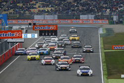 Start: Maxime Martin, BMW Team RMG BMW M4 DTM aan de leiding