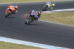 Jorge Lorenzo, Yamaha Factory Racing, davanti a Marc Marquez, Repsol Honda Team e Valentino Rossi, Yamaha Factory Racing