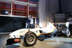 Nicky Catsburg, Xavier Maassen en Jan Lammers nemen een selfie bij de elektrische racewagen