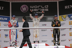 Winner Nyck de Vries, DAMS, second place Oliver Rowland, Fortec Motorsports, third place Matthieu Vaxivière, Lotus
