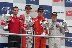 Carrera 1 podio: segundo lugar Jake Dennis, ganador Lance Stroll y el terecer lugar Felix Rosenqvi