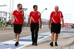 De gauche à droite : Marc Hynes, Entraîner des pilotes Manor Marussia F1 Team avec Graeme Lowdon, Président de Manor Marussia F1 Team et John Booth, Manor Marussia F1 Team Team Principal