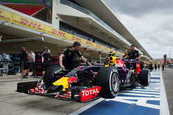 Red Bull Racing RB11 de Daniil Kvyat, Red Bull Racing en los pits