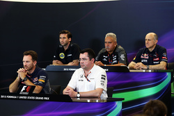 La Conferencia de prensa FIA: Matthew Carter, Director Ejecutivo de equipo de F1 Lotus; El Dr. Vijay
