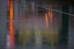 La pitlane sous la pluie